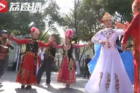 南京宝藏老年新疆舞蹈队 心有所爱，永远不老图片