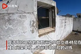 摩洛哥男子在两栋楼之间架单杠 高空大玩引体向上图片
