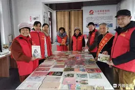 雷锋书刊作品收藏展人气旺，“淘书爷爷”讲雷锋故事忙图片