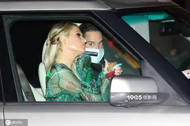 名媛帕丽斯·希尔顿订婚后现身 与未婚夫甜蜜依偎图片