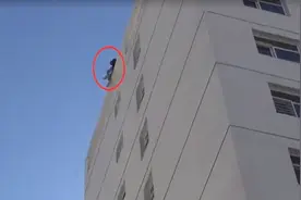 冲动！河北一男子要跳楼，身体悬在11楼半空！只因女友要分手图片