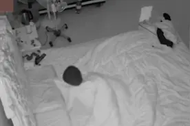 单亲爸爸夜班未归，5岁儿子哭醒“有没有人搂我睡觉”视频封面
