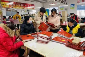 成为100多名智障“孩子”的“崔妈”，用爱心诠释巾帼力量图片