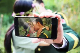 在这个属于女性的节日，看兵哥军嫂发糖秀恩爱图片