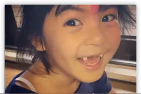 波妞摔断门牙称“能当吸血鬼了”，获妈妈贾静雯称赞：乐观的孩子是天使图片