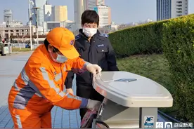 城市管理中的“拼命三娘”：她记住了泉城路的每一家门店，她坚守在化粪池旁八年……图片