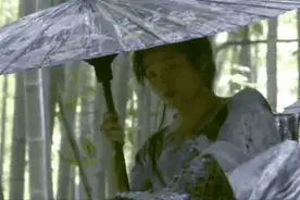 关晓彤头顶怎么秃出两个洞？！撑伞惊鸿一瞥美出圈后，发量惨遭滑坡？图片