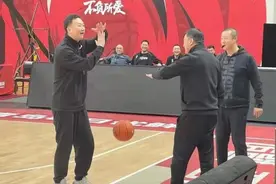 纵观CBA｜教练变身裁判，杜锋刘维伟过了把“吹T”的瘾图片
