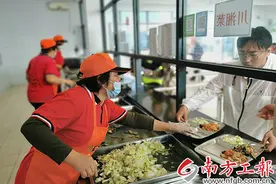 工地女厨师长肖湘林：“让工人吃得好，才能干劲足”图片
