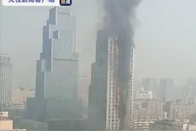 河北石家庄市一高层建筑发生火灾，现场群众反映听到爆炸声图片