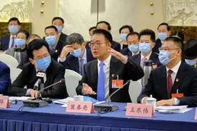 这个村主任在两会上的发言“亮”了 全场代表都给他鼓掌图片