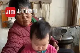 1岁萌娃模仿姥姥擀面笑翻网友：撒面粉的精髓都学会了图片