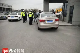 拿到驾照不到五分钟，小伙油门当刹车撞了车管所图片