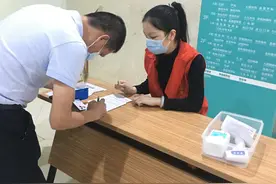 “刚听你说渴，帮你买的水，辛苦了！”图片