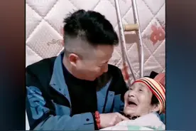 72岁老母亲受伤，男子摇拨浪鼓喂饭，网友：笑着笑着就哭了……图片