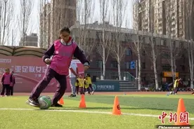 女孩足球节走进宁夏 小小运动员驰骋绿茵场图片