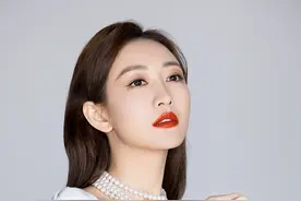 王鸥卷发及腰红唇魅惑迷人图片