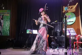 在她的演绎中，二胡既能“万马奔腾”，也能“女人如花”图片