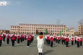 岫岩：在操场上音乐课，师生齐跳《最亲的人》图片