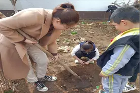 萌娃小树共成长——东疏镇中心幼儿园开展植树节活动图片