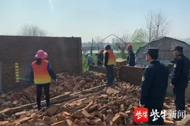 生态农场里违规盖猪圈，城管发现及时拆除图片