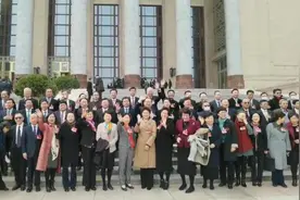 你好，两会丨政协会议闭幕前，委员们在人民大会堂前合影留念视频封面