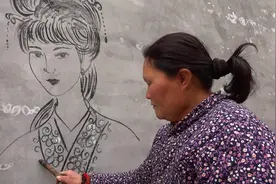 视频｜聊城农村妇女烧火棍作画吸粉近200万，成名背后的故事很温馨图片