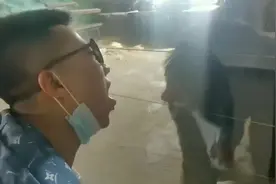 43秒｜男子动物园与大猩猩相互模仿动作神同步 网友：这是遇到自己兄弟了吧视频封面