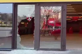 看着都疼！青岛一超市玻璃门出现“人形大洞”，玻璃碴子碎一地…图片