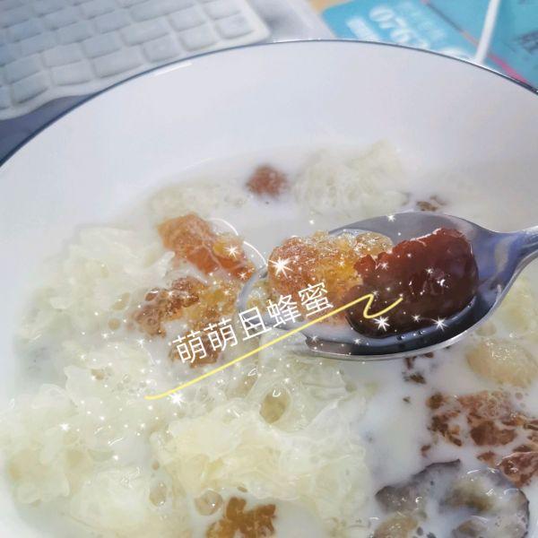 花胶桃胶雪耳炖牛奶 2026年桃胶花胶炖牛奶有什么好处