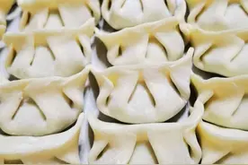 开胃解腻蒿菜肉馅水饺，一盘可不够图片