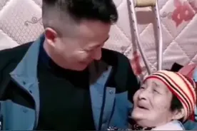 72岁母亲受伤，男子摇拨浪鼓喂饭，网友：笑着笑着就哭了图片