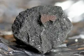 数千人目击！罕见陨石变“火球”坠落英国小镇：含有“生命成分”图片