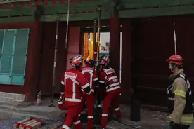 韩国600年孔庙屋顶被车砸坏：瓦片碎一地 网友直呼心痛图片