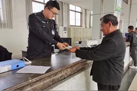 日照74岁老人喜提驾驶证！考试成绩厉害了图片