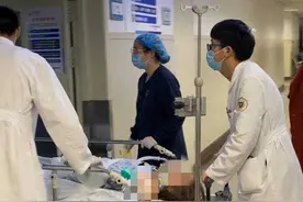 心痛！那个因抽脂被送ICU的女孩，20多天后离院依旧昏迷不醒图片