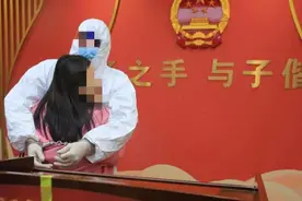 男子戴手铐与妻子登记结婚，妻子给他拥抱！网友：法律之外有人情图片