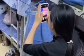 隔楼看对面男生打篮球全寝女生瞬间沸腾 网友：像极了追星的自己图片
