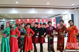 内蒙古“千岁”老年模特队：舞台“秀”出精气神 爱美不分年龄段图片