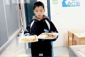 2个月不间断！女同学脚骨折 "小暖男"每天帮打饭图片