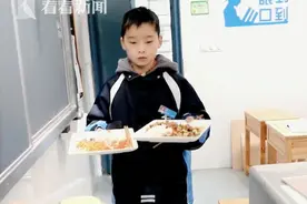 2个月不间断！女同学脚骨折 "小暖男"每天帮打饭图片