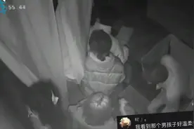 当密室的“鬼”突然出现 男生怕女生被吓到 瞬间跑过去捂住她眼睛图片