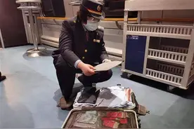 男子坐动车落下行李箱，列车员返程时送还图片