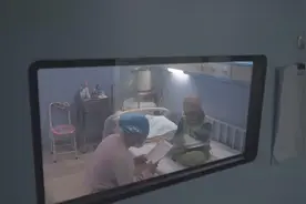 加油小少年！白血病男童移植仓内坚持写作业图片