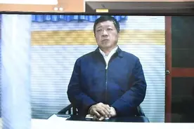 山东警察学院原党委书记张春义受审，被控受贿1190万余元图片