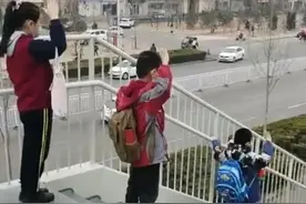 国歌突然响起，这群中国少年的表现刷屏！评论区好催泪……图片