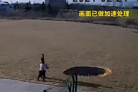 闯祸了！父子用放大镜做聚光实验，烧毁2000平米草坪图片