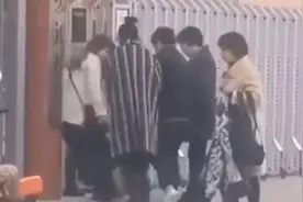 小孩叛逆不愿上学多次“越狱”，家长逮到直接抬进学校，画面喜感视频封面
