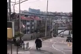 金泰熙夫妇甜蜜逛街视频曝光，全黑造型超级低调图片