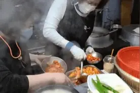 把吃剩的泡萝卜端给下一桌，韩国一著名餐饮店直播中“露馅”图片